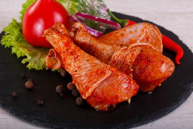 Izgara ve Barbekü için çiğ tavuk Marine bacaklar