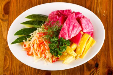 Pickked sebze - lahana, biber, salatalık