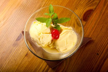 Vanilyalı dondurma ile nane ve kiraz