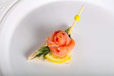 Sandviç somon plaka arka plan üzerinde