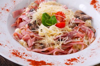 jambon ve mantar ile makarna