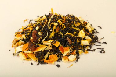 Aroma çay yığın meyve, meyveler ve otlar ahşap arka plan üzerinde