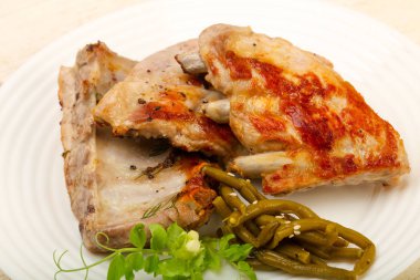 Kızarmış domuz kaburgası.