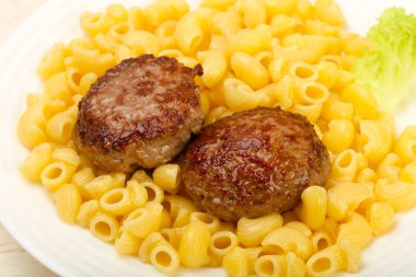 Pirzola üzerinde ahşap arka plan ile makarna makarna