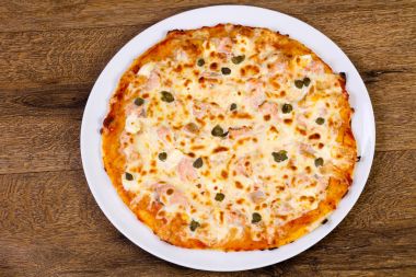 Somon ve Kapari yumuşak peynirli pizza