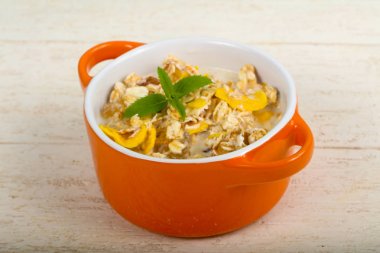 Muz, fındık ve nane yaprakları ile müsli