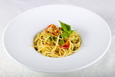 Vejetaryen makarna ile yeşil fasulye