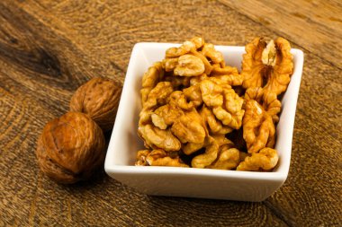 Kase üzerinde ahşap arka plan açık ceviz