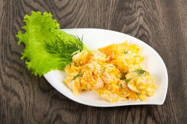 Ahşap arka plan üzerinde pişmiş yumurta