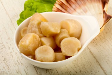 Çiğ deniz tarakları kasede pişmeye hazır.