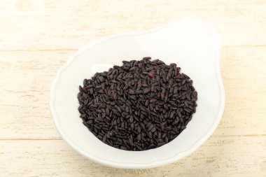 Kase ahşap arka plan üzerinde siyah yabani pirinç 