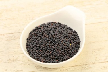 Kase ahşap arka plan üzerinde mercimek