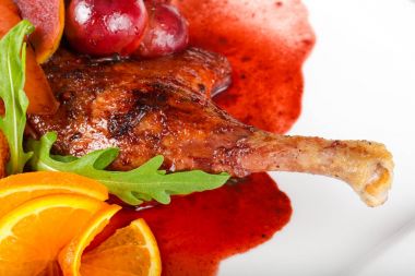 Üzümlü ördek bacağı, portakal ve armut.