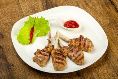 Salata yaprakları servis domates soslu kuzu ızgara