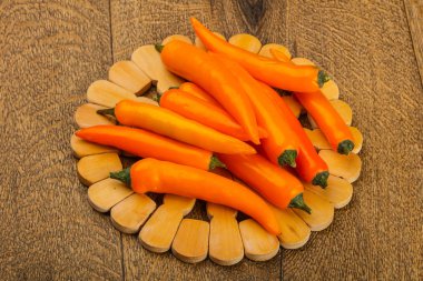 Sıcak sarı biber yığın ahşap arka plan üzerinde