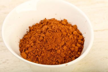 Kase ahşap arka plan üzerinde toz kakao 