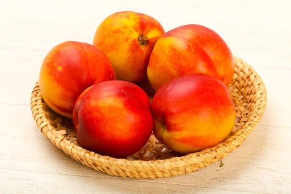 Rijpe Nectarines Heap Houten Achtergrond — Stockfoto