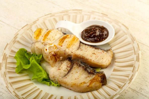 Filete Tiburón Parrilla Con Salsa Pimienta Hojas Ensalada —  Fotos de Stock