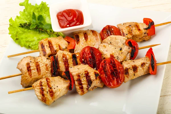 Brocheta Pavo Parrilla Con Tomates Pimientos Sobre Fondo Madera — Foto de Stock