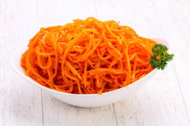 Kabın içinde çekilen havuç yığın