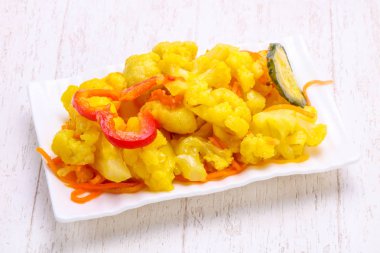 Salatalık ve havuç ile lahana turşusu sarı karnabahar