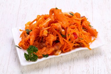 Kabın içinde balık turşusu havuç