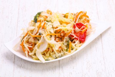 Kase ahşap arka plan üzerinde geleneksel fermente lahana lahana turşusu