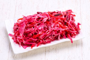 Kase ahşap arka plan üzerinde geleneksel fermente lahana lahana turşusu