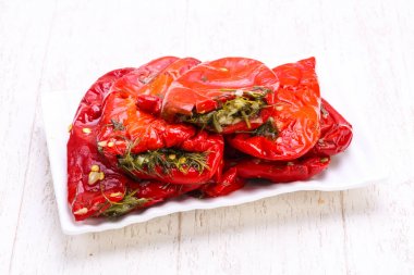 Dereotu ile kırmızı dolmalık biber turşusu