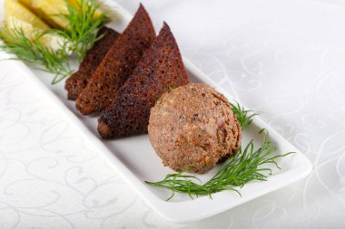 Ekmek ve salatalık turşusu ile karaciğer spreas