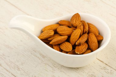 Badem ahşap arka plan üzerinde kase