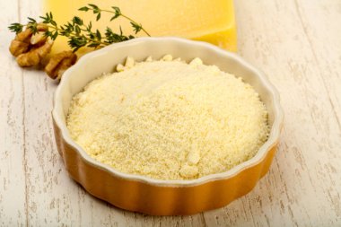 Parmesan rendelenmiş peynir yığın ceviz ve kekik ile
