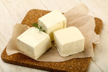 Ahşap arka plan üzerine dereotu ile beyaz peynir