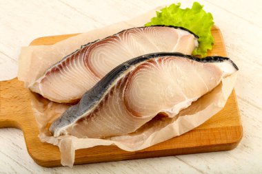 Ham sulu köpek balığı biftek ızgara üzerinde ahşap arka plan için hazır