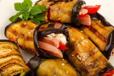 Doldurulmuş patlıcan ve domates salata yaprakları ahşap arka plan üzerinde servis