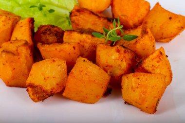 Otlu fırında patates.