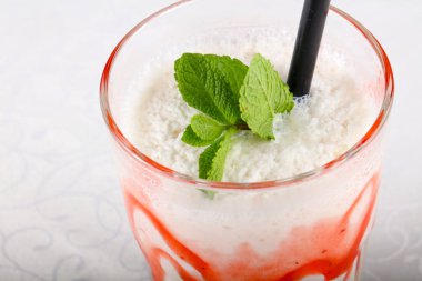 Süt nane ve syrope ile kokteyl