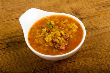 Ahşap arka plan üzerinde beyaz Kharcho çorbası