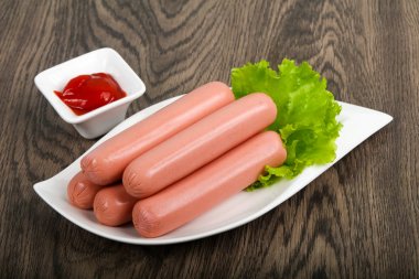 Salata ve ketçap ile sosis haşlama