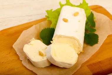 Sedir fıstıklı Brie peynirli rulo