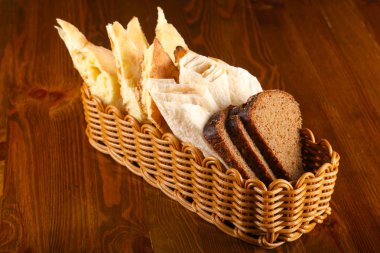 Ahşap arka plan üzerinde beyaz ekmek çeşitler