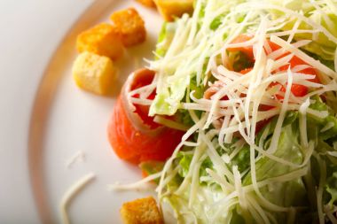 Sezar salatası somon ve peynir