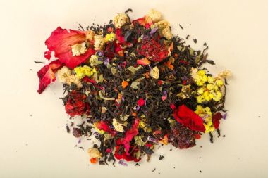 Aroma çay yığın meyve, meyveler ve otlar ahşap arka plan üzerinde