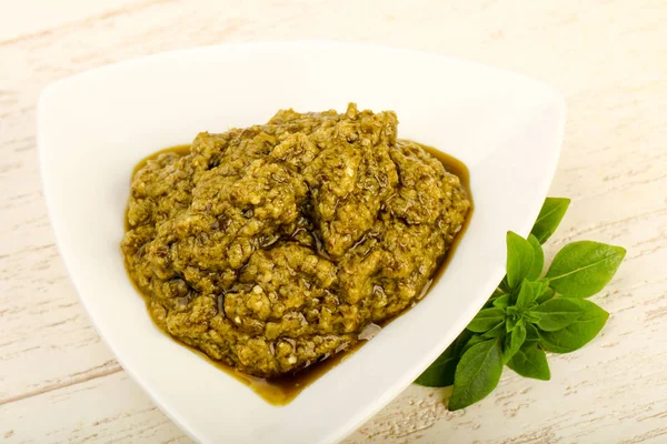 Pesto Szószban Bazsalikom Levelek Tálban — Stock Fotó