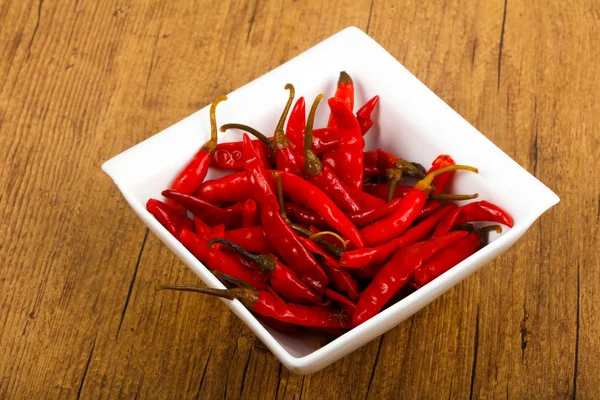 Inlagd Chili Paprika Över Trä Bakgrund — Stockfoto