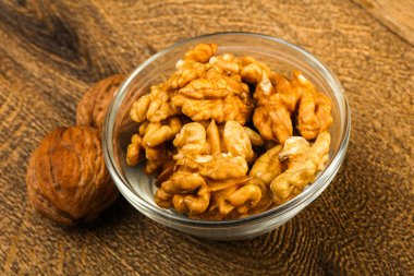 Kase üzerinde ahşap arka plan açık ceviz