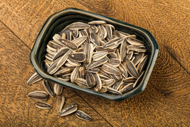 Kase üzerinde ahşap arka plan Ayçiçeği tohumları