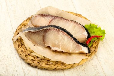 Ham sulu köpek balığı biftek ızgara üzerinde ahşap arka plan için hazır