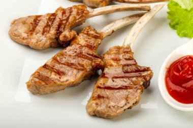 Salata yaprakları servis domates soslu kuzu ızgara