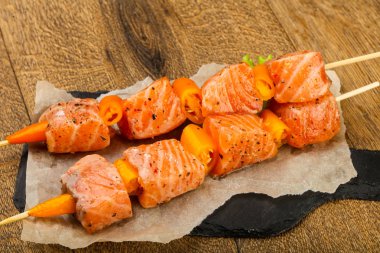 Tuz ve biber ahşap arka plan üzerinde yemek pişirmek için hazır Çiğ somon